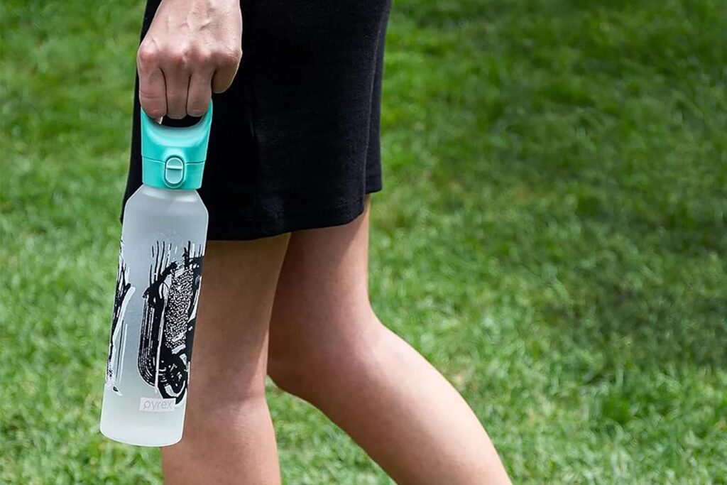 This Pyrex Glass Water Bottle Has a Color-Changing Design
